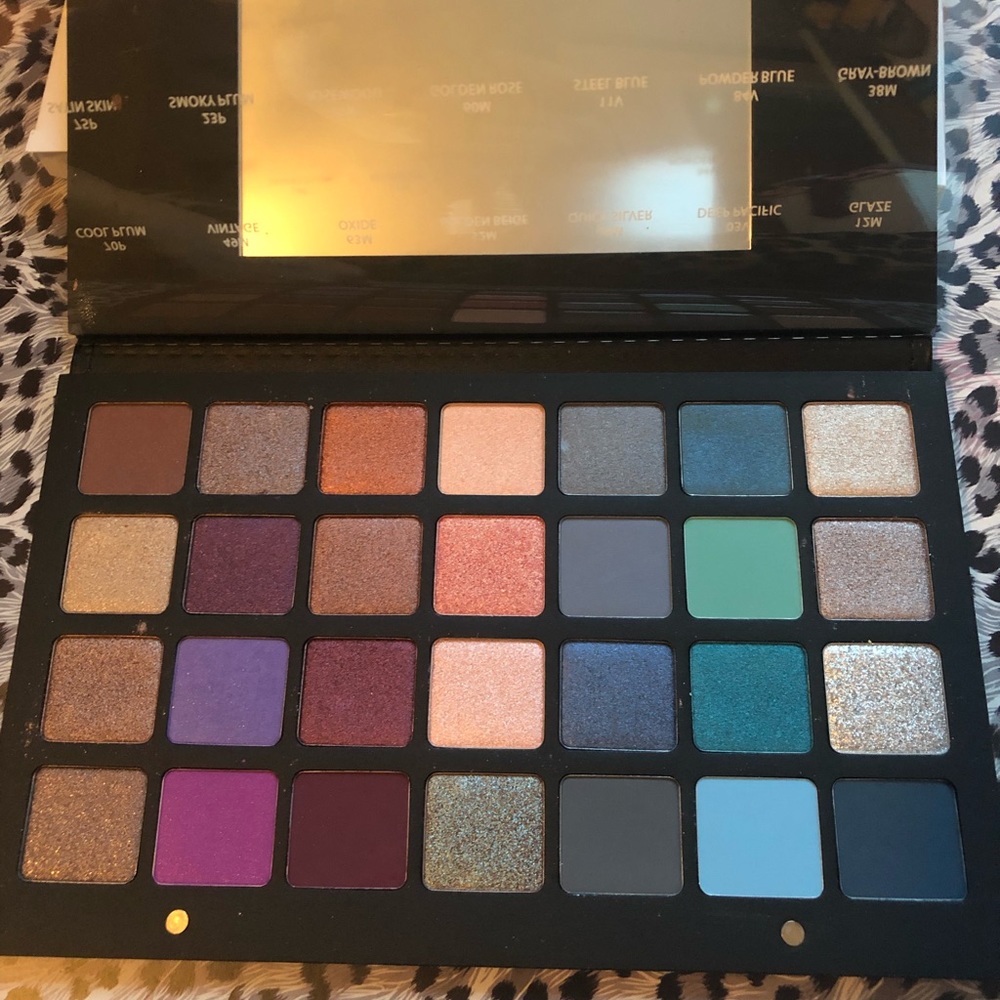 Natasha Denona Eyeshadow Palette 28
Purple-Blue